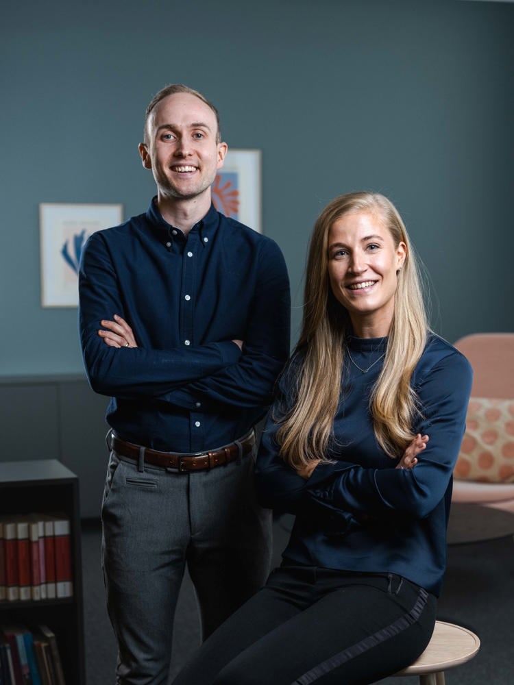 Två jurister som är kollegor