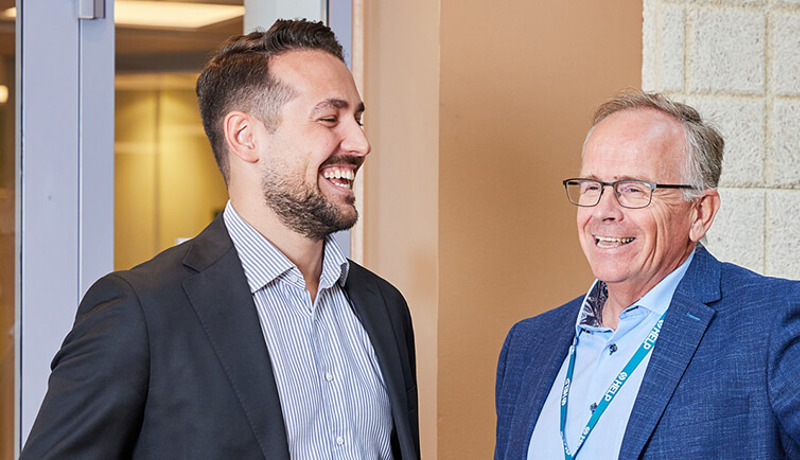 Miehet puvuissa HELPin toimistolla