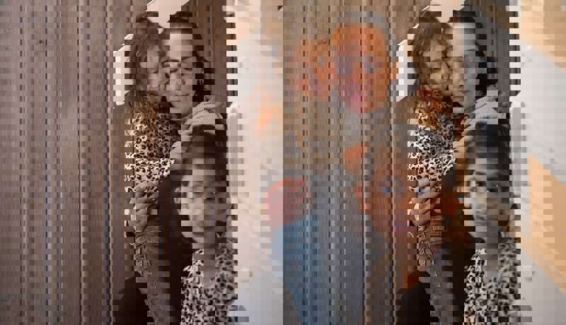 Äiti ja kaksi lasta portaissa