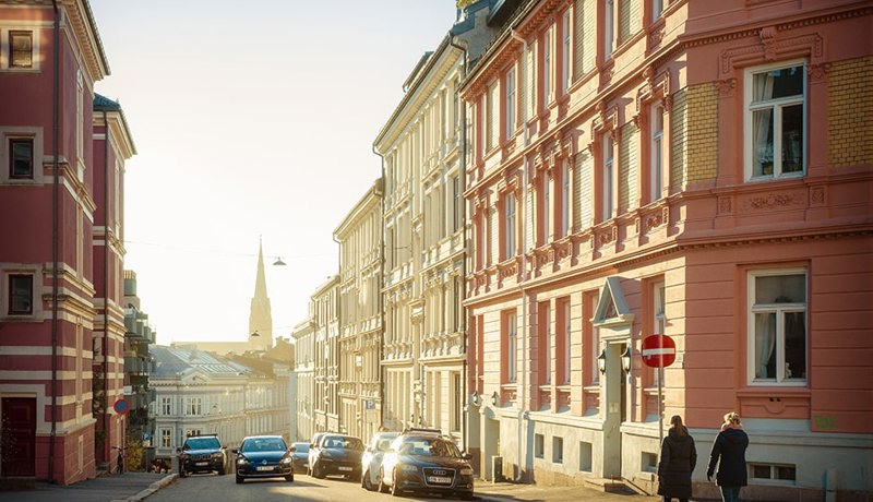Katu ja autoja auringonvalossa