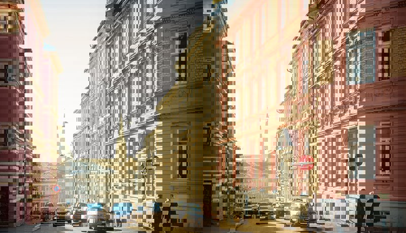 Katu ja autoja auringonvalossa