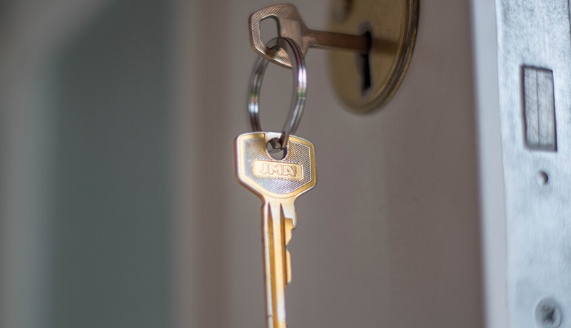 Avain asunnon ovessa