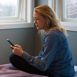 nainen selvittää identiteettivarkaus asiaa juristin kanssa