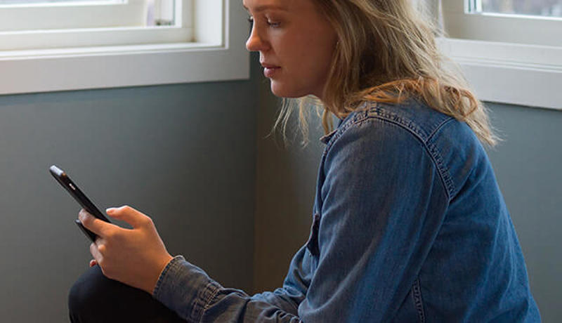 nainen selvittää identiteettivarkaus asiaa juristin kanssa
