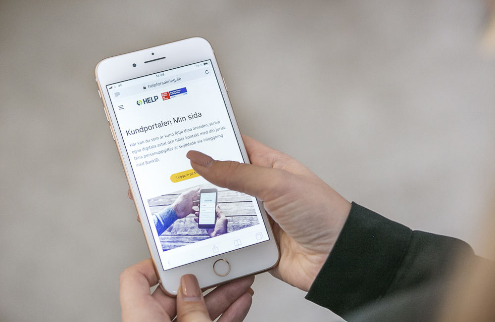 En kvinna som loggar in på en kundportal via sin mobil