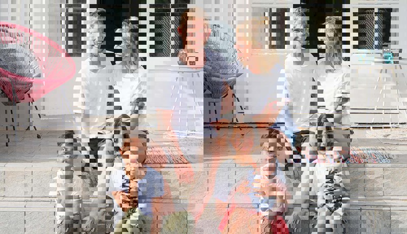 Perhe istumassa portailla