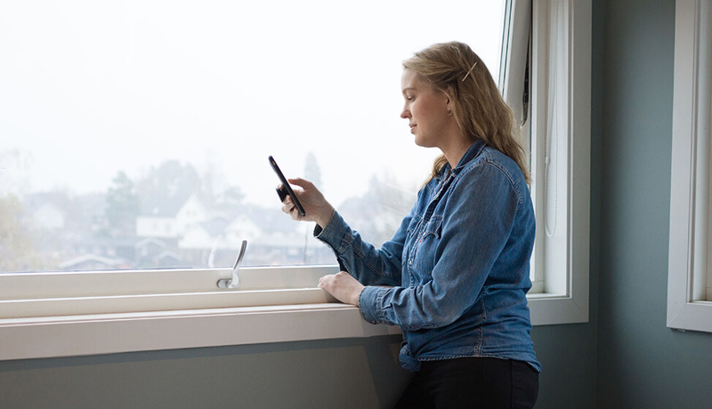 Nainen selvittää identiteettivarkaus asiaa juristin kanssa.