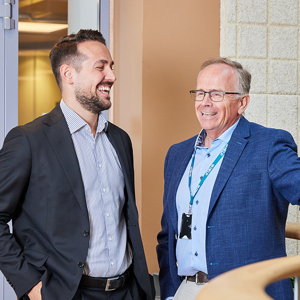 Miehet puvuissa HELPin toimistolla